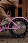 Chanty Cargo Kid – Pink inkl. hjelm, flaskeholder, håndtag i 2 farver og ringklokke - BørnecyklerneChantyBørnecyklernePink: BLC16 - LYRChanty Cargo Kid – Pink inkl. hjelm, flaskeholder, håndtag i 2 farver og ringklokke