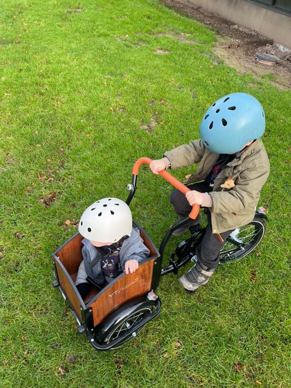 Chanty Cargo Kid - Sandfarvet Den ultimative børneladcykel til sjov, transport inkl. hjelm, flaskeholder, håndtag i 2 farver og ringklokke - BørnecyklerneBørnecyklerneBørnecyklerneSort: BLC16 - SRTBlackChanty Cargo Kid - Sandfarvet Den ultimative børneladcykel til sjov, transport inkl. hjelm, flaskeholder, håndtag i 2 farver og ringklokke