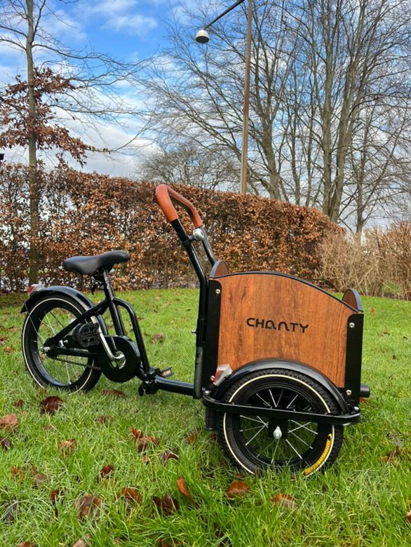 Chanty Cargo Kid - Sandfarvet Den ultimative børneladcykel til sjov, transport inkl. hjelm, flaskeholder, håndtag i 2 farver og ringklokke - BørnecyklerneBørnecyklerneBørnecyklerneSort: BLC16 - SRTBlackChanty Cargo Kid - Sandfarvet Den ultimative børneladcykel til sjov, transport inkl. hjelm, flaskeholder, håndtag i 2 farver og ringklokke