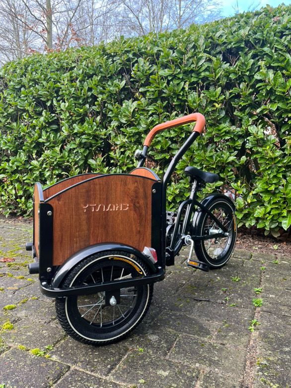 Chanty Cargo Kid - Sandfarvet Den ultimative børneladcykel til sjov, transport inkl. hjelm, flaskeholder, håndtag i 2 farver og ringklokke - BørnecyklerneBørnecyklerneBørnecyklerneSort: BLC16 - SRTBlackChanty Cargo Kid - Sandfarvet Den ultimative børneladcykel til sjov, transport inkl. hjelm, flaskeholder, håndtag i 2 farver og ringklokke