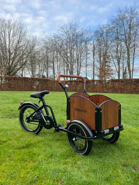 Chanty Cargo Kid - Sandfarvet Den ultimative børneladcykel til sjov, transport inkl. hjelm, flaskeholder, håndtag i 2 farver og ringklokke - BørnecyklerneBørnecyklerneBørnecyklerneSort: BLC16 - SRTBlackChanty Cargo Kid - Sandfarvet Den ultimative børneladcykel til sjov, transport inkl. hjelm, flaskeholder, håndtag i 2 farver og ringklokke