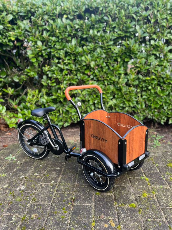 Chanty Cargo Kid - Sandfarvet Den ultimative børneladcykel til sjov, transport inkl. hjelm, flaskeholder, håndtag i 2 farver og ringklokke - BørnecyklerneBørnecyklerneBørnecyklerneSort: BLC16 - SRTBlackChanty Cargo Kid - Sandfarvet Den ultimative børneladcykel til sjov, transport inkl. hjelm, flaskeholder, håndtag i 2 farver og ringklokke
