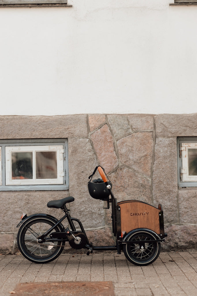 Chanty Cargo Kid - Sort inkl. hjelm, flaskeholder, håndtag i 2 farver og ringklokke - BørnecyklerneChantyBørnecyklerneSort: BLC16 - SRTChanty Cargo Kid - Sort inkl. hjelm, flaskeholder, håndtag i 2 farver og ringklokke