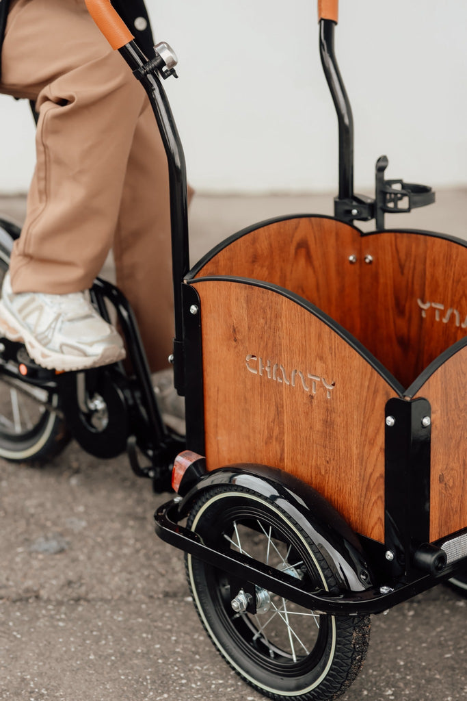 Chanty Cargo Kid - Sort inkl. hjelm, flaskeholder, håndtag i 2 farver og ringklokke - BørnecyklerneChantyBørnecyklerneSort: BLC16 - SRTChanty Cargo Kid - Sort inkl. hjelm, flaskeholder, håndtag i 2 farver og ringklokke