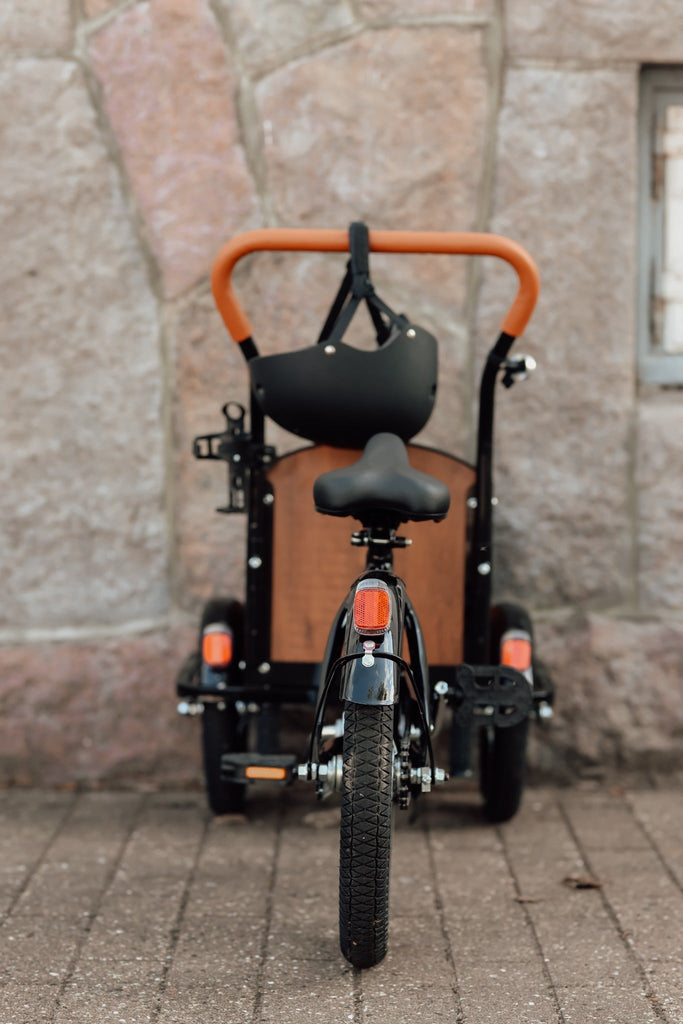 Chanty Cargo Kid - Sort inkl. hjelm, flaskeholder, håndtag i 2 farver og ringklokke - BørnecyklerneChantyBørnecyklerneSort: BLC16 - SRTChanty Cargo Kid - Sort inkl. hjelm, flaskeholder, håndtag i 2 farver og ringklokke