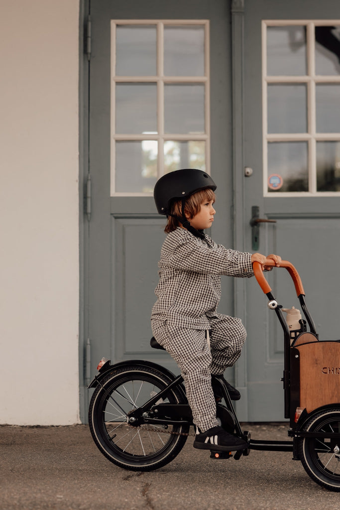 Chanty Cargo Kid - Sort inkl. hjelm, flaskeholder, håndtag i 2 farver og ringklokke - BørnecyklerneChantyBørnecyklerneSort: BLC16 - SRTChanty Cargo Kid - Sort inkl. hjelm, flaskeholder, håndtag i 2 farver og ringklokke