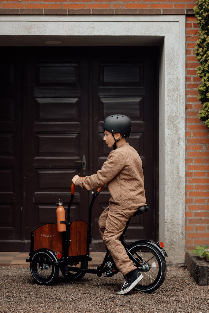 Chanty Cargo Kid - Sort inkl. hjelm, flaskeholder, håndtag i 2 farver og ringklokke - BørnecyklerneChantyBørnecyklerneSort: BLC16 - SRTChanty Cargo Kid - Sort inkl. hjelm, flaskeholder, håndtag i 2 farver og ringklokke