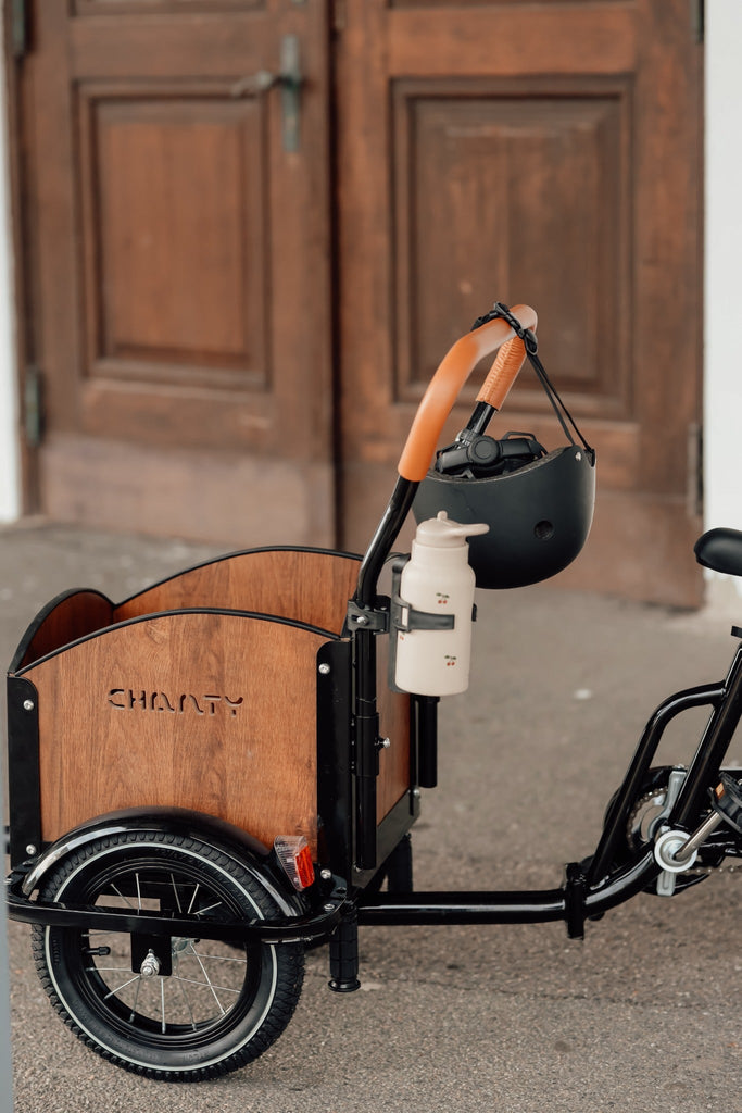 Chanty Cargo Kid - Sort inkl. hjelm, flaskeholder, håndtag i 2 farver og ringklokke - BørnecyklerneChantyBørnecyklerneSort: BLC16 - SRTChanty Cargo Kid - Sort inkl. hjelm, flaskeholder, håndtag i 2 farver og ringklokke