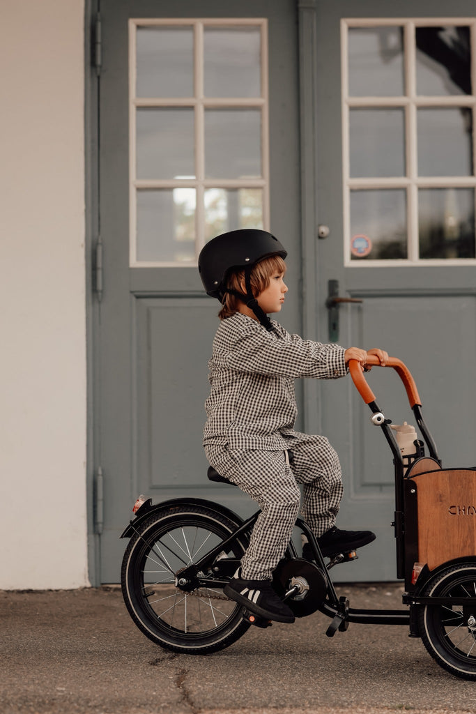 Chanty Cargo Kid - Sort inkl. hjelm, flaskeholder, håndtag i 2 farver og ringklokke - BørnecyklerneChantyBørnecyklerneSort: BLC16 - SRTChanty Cargo Kid - Sort inkl. hjelm, flaskeholder, håndtag i 2 farver og ringklokke