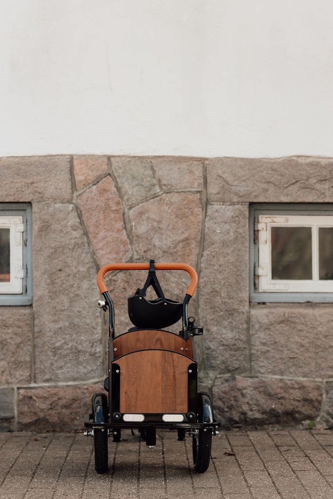 Chanty Cargo Kid - Sort inkl. hjelm, flaskeholder, håndtag i 2 farver og ringklokke - BørnecyklerneChantyBørnecyklerneSort: BLC16 - SRTChanty Cargo Kid - Sort inkl. hjelm, flaskeholder, håndtag i 2 farver og ringklokke