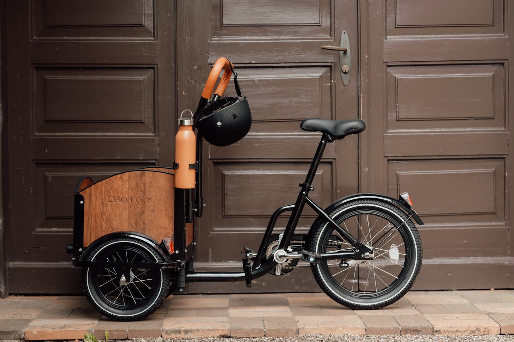 Chanty Cargo Kid - Sort inkl. hjelm, flaskeholder, håndtag i 2 farver og ringklokke - BørnecyklerneChantyBørnecyklerneSort: BLC16 - SRTChanty Cargo Kid - Sort inkl. hjelm, flaskeholder, håndtag i 2 farver og ringklokke