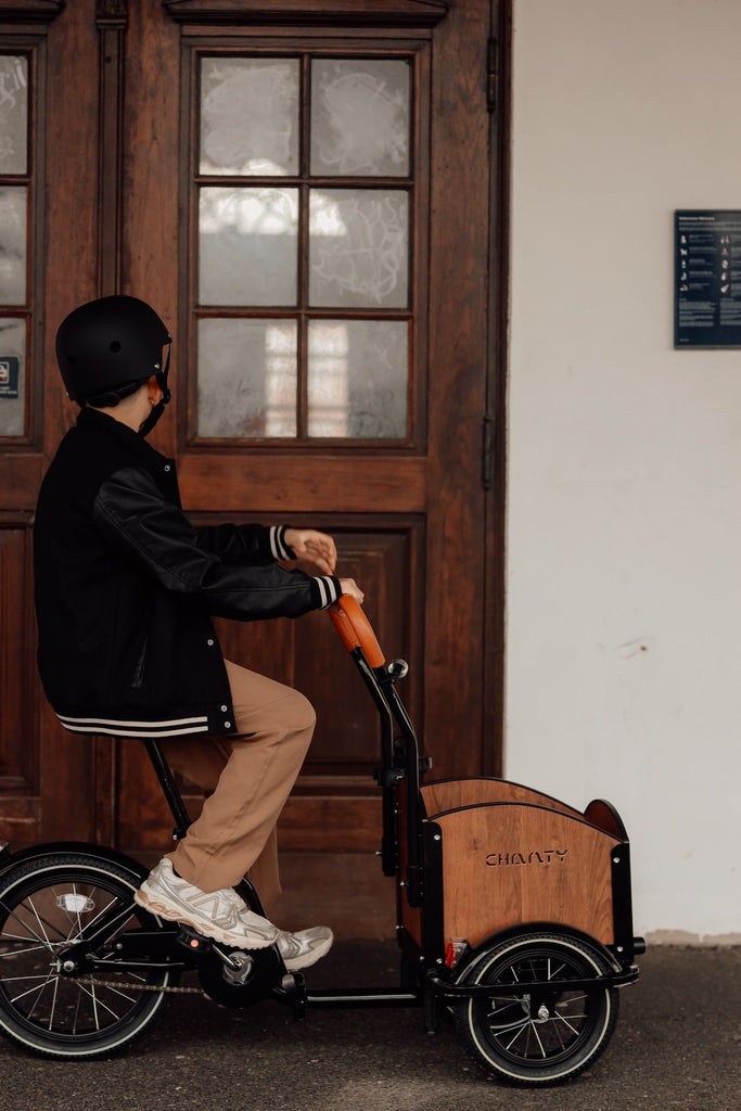 Chanty Cargo Kid - Sort inkl. hjelm, flaskeholder, håndtag i 2 farver og ringklokke - BørnecyklerneChantyBørnecyklerneSort: BLC16 - SRTChanty Cargo Kid - Sort inkl. hjelm, flaskeholder, håndtag i 2 farver og ringklokke