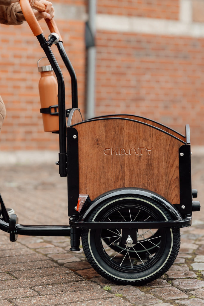 Chanty Cargo Kid - Sort inkl. hjelm, flaskeholder, håndtag i 2 farver og ringklokke - BørnecyklerneChantyBørnecyklerneSort: BLC16 - SRTChanty Cargo Kid - Sort inkl. hjelm, flaskeholder, håndtag i 2 farver og ringklokke