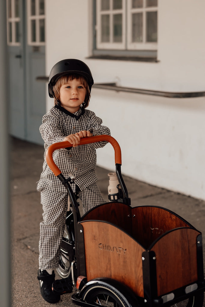 Chanty Cargo Kid - Sort inkl. hjelm, flaskeholder, håndtag i 2 farver og ringklokke - BørnecyklerneChantyBørnecyklerneSort: BLC16 - SRTChanty Cargo Kid - Sort inkl. hjelm, flaskeholder, håndtag i 2 farver og ringklokke