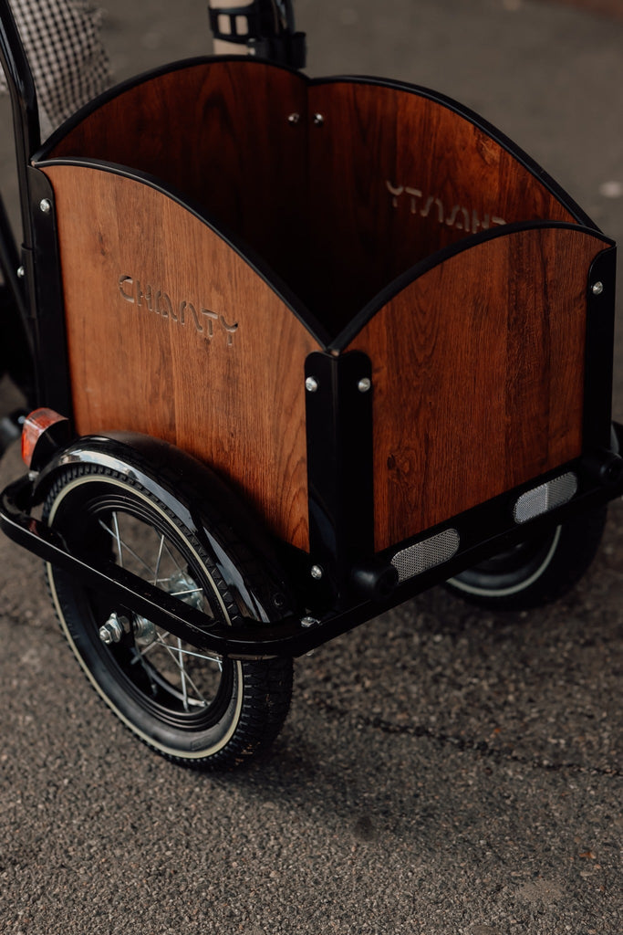 Chanty Cargo Kid - Sort inkl. hjelm, flaskeholder, håndtag i 2 farver og ringklokke - BørnecyklerneChantyBørnecyklerneSort: BLC16 - SRTChanty Cargo Kid - Sort inkl. hjelm, flaskeholder, håndtag i 2 farver og ringklokke
