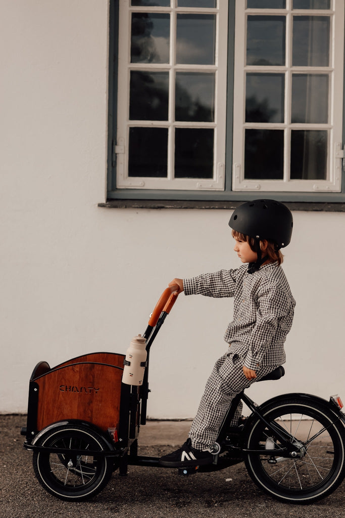 Chanty Cargo Kid - Sort inkl. hjelm, flaskeholder, håndtag i 2 farver og ringklokke - BørnecyklerneChantyBørnecyklerneSort: BLC16 - SRTChanty Cargo Kid - Sort inkl. hjelm, flaskeholder, håndtag i 2 farver og ringklokke