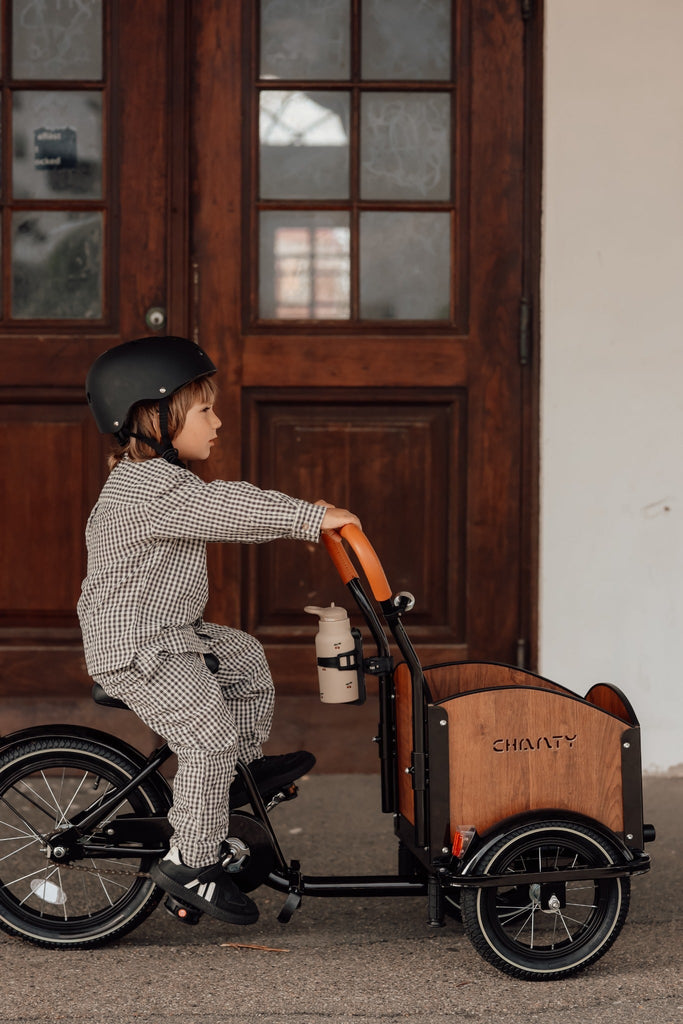 Chanty Cargo Kid - Sort inkl. hjelm, flaskeholder, håndtag i 2 farver og ringklokke - BørnecyklerneChantyBørnecyklerneSort: BLC16 - SRTChanty Cargo Kid - Sort inkl. hjelm, flaskeholder, håndtag i 2 farver og ringklokke