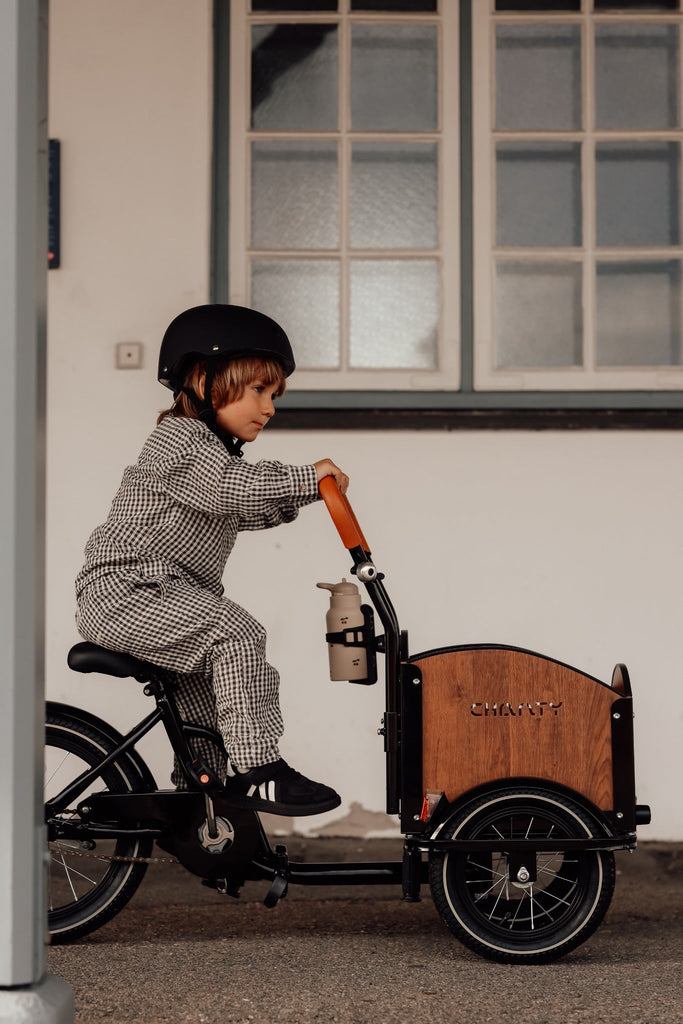 Chanty Cargo Kid - Sort inkl. hjelm, flaskeholder, håndtag i 2 farver og ringklokke - BørnecyklerneChantyBørnecyklerneSort: BLC16 - SRTChanty Cargo Kid - Sort inkl. hjelm, flaskeholder, håndtag i 2 farver og ringklokke