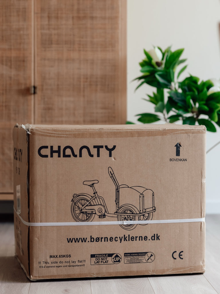 Chanty Cargo Kid - Sort inkl. hjelm, flaskeholder, håndtag i 2 farver og ringklokke - BørnecyklerneChantyBørnecyklerneSort: BLC16 - SRTChanty Cargo Kid - Sort inkl. hjelm, flaskeholder, håndtag i 2 farver og ringklokke