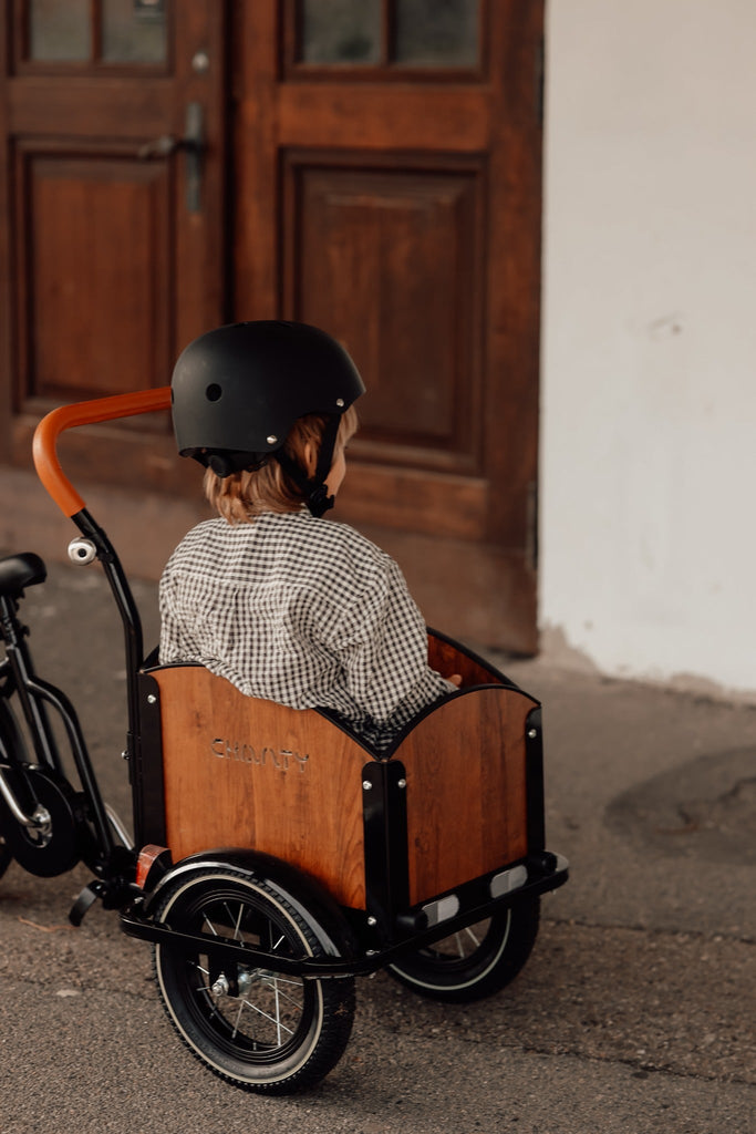 Chanty Cargo Kid - Sort inkl. hjelm, flaskeholder, håndtag i 2 farver og ringklokke - BørnecyklerneChantyBørnecyklerneSort: BLC16 - SRTChanty Cargo Kid - Sort inkl. hjelm, flaskeholder, håndtag i 2 farver og ringklokke