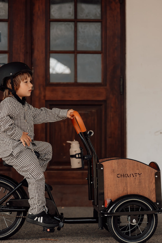 Chanty Cargo Kid - Sort inkl. hjelm, flaskeholder, håndtag i 2 farver og ringklokke - BørnecyklerneChantyBørnecyklerneSort: BLC16 - SRTChanty Cargo Kid - Sort inkl. hjelm, flaskeholder, håndtag i 2 farver og ringklokke