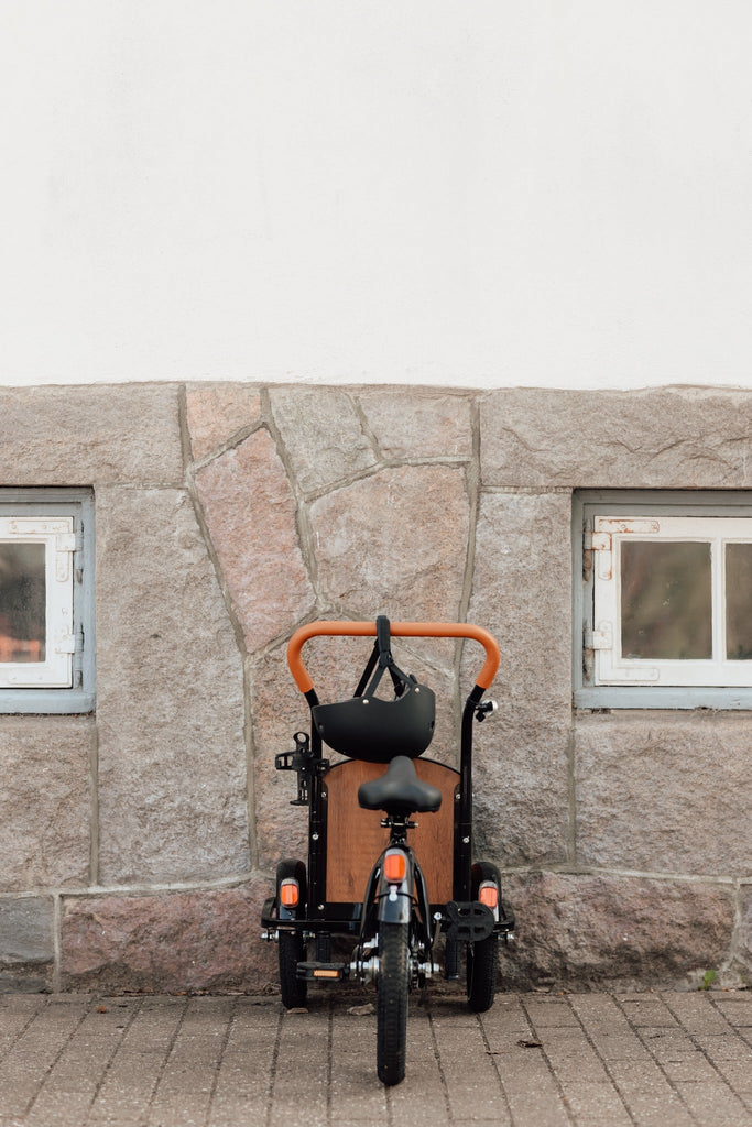 Chanty Cargo Kid - Sort inkl. hjelm, flaskeholder, håndtag i 2 farver og ringklokke - BørnecyklerneChantyBørnecyklerneSort: BLC16 - SRTChanty Cargo Kid - Sort inkl. hjelm, flaskeholder, håndtag i 2 farver og ringklokke