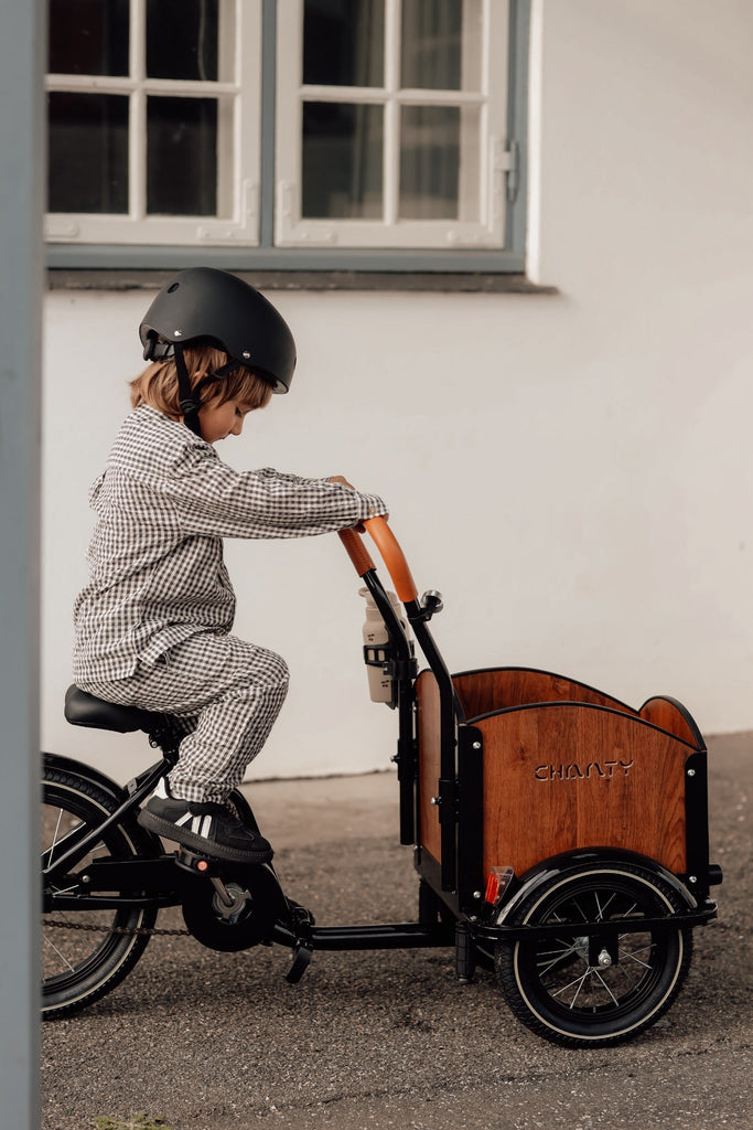 Chanty Cargo Kid - Sort inkl. hjelm, flaskeholder, håndtag i 2 farver og ringklokke - BørnecyklerneChantyBørnecyklerneSort: BLC16 - SRTChanty Cargo Kid - Sort inkl. hjelm, flaskeholder, håndtag i 2 farver og ringklokke