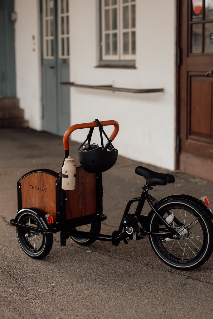 Chanty Cargo Kid - Sort inkl. hjelm, flaskeholder, håndtag i 2 farver og ringklokke - BørnecyklerneChantyBørnecyklerneSort: BLC16 - SRTChanty Cargo Kid - Sort inkl. hjelm, flaskeholder, håndtag i 2 farver og ringklokke