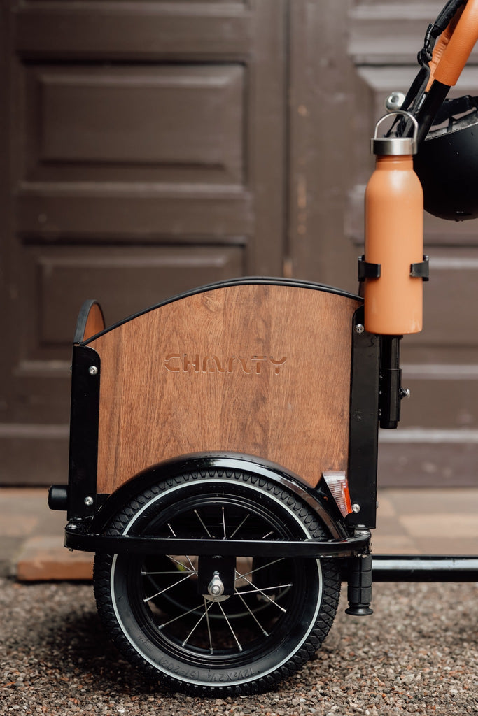 Chanty Cargo Kid - Sort inkl. hjelm, flaskeholder, håndtag i 2 farver og ringklokke - BørnecyklerneChantyBørnecyklerneSort: BLC16 - SRTChanty Cargo Kid - Sort inkl. hjelm, flaskeholder, håndtag i 2 farver og ringklokke