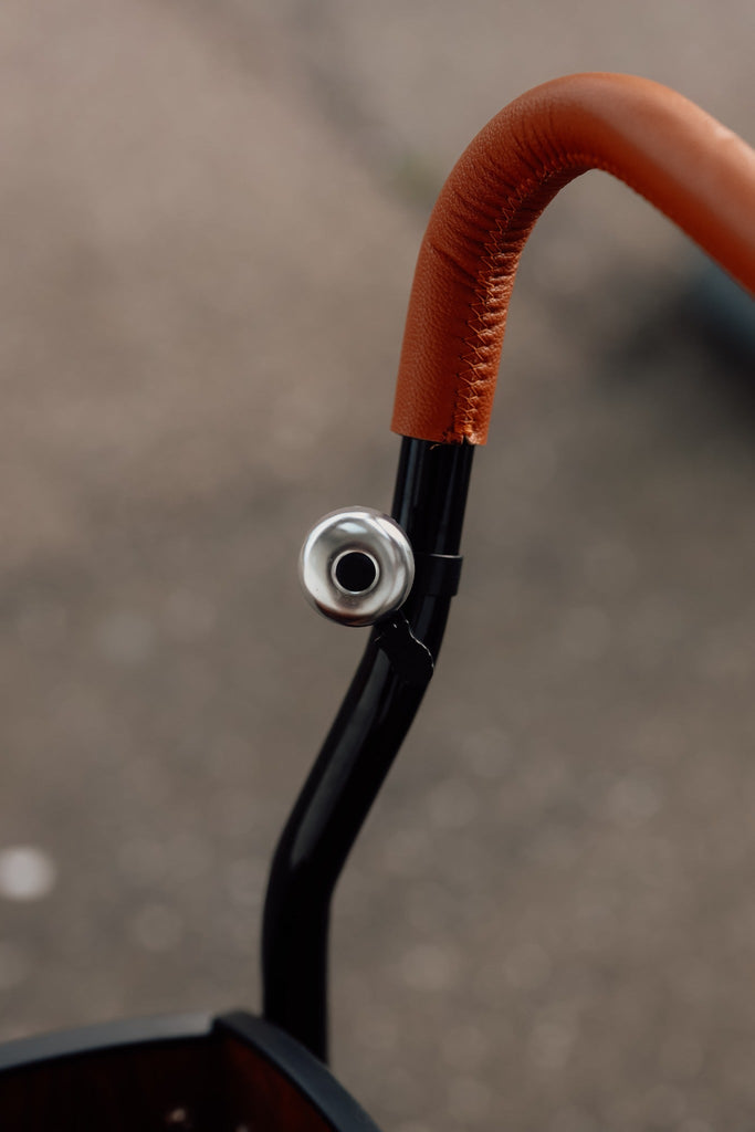 Chanty Cargo Kid - Sort inkl. hjelm, flaskeholder, håndtag i 2 farver og ringklokke - BørnecyklerneChantyBørnecyklerneSort: BLC16 - SRTChanty Cargo Kid - Sort inkl. hjelm, flaskeholder, håndtag i 2 farver og ringklokke