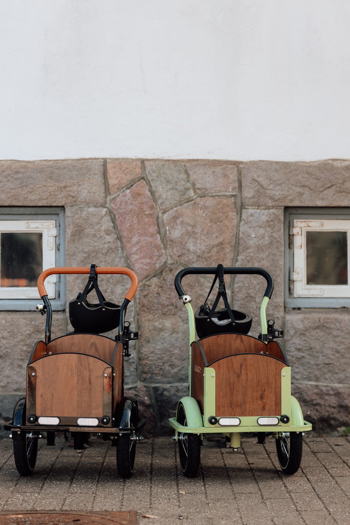 Søskendepakken - 2 børneladcykler inkl. hjelm, flaskeholder, håndtag i 2 farver og ringklokke - BørnecyklerneChantyBørnecyklerneSortSøskendepakken - 2 børneladcykler inkl. hjelm, flaskeholder, håndtag i 2 farver og ringklokkeSort