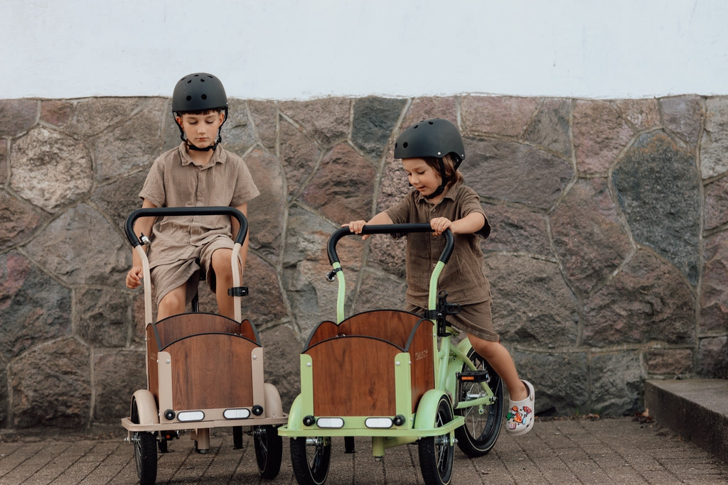 Søskendepakken - 2 børneladcykler inkl. hjelm, flaskeholder, håndtag i 2 farver og ringklokke - BørnecyklerneChantyBørnecyklerneSortSøskendepakken - 2 børneladcykler inkl. hjelm, flaskeholder, håndtag i 2 farver og ringklokkeSort