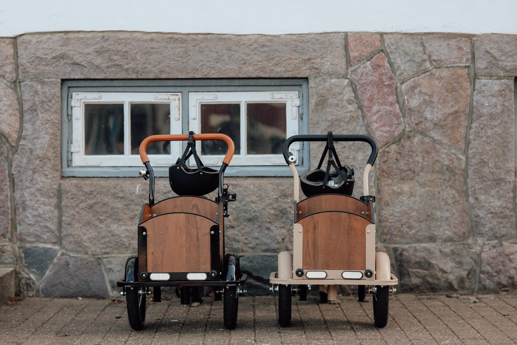 Søskendepakken - 2 børneladcykler inkl. hjelm, flaskeholder, håndtag i 2 farver og ringklokke - BørnecyklerneChantyBørnecyklerneSortSøskendepakken - 2 børneladcykler inkl. hjelm, flaskeholder, håndtag i 2 farver og ringklokkeSort