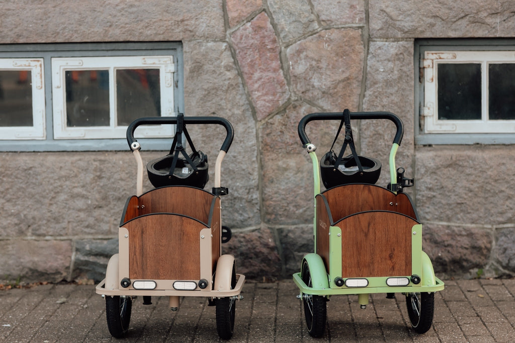 Søskendepakken - 2 børneladcykler inkl. hjelm, flaskeholder, håndtag i 2 farver og ringklokke - BørnecyklerneChantyBørnecyklerneSortSøskendepakken - 2 børneladcykler inkl. hjelm, flaskeholder, håndtag i 2 farver og ringklokkeSort