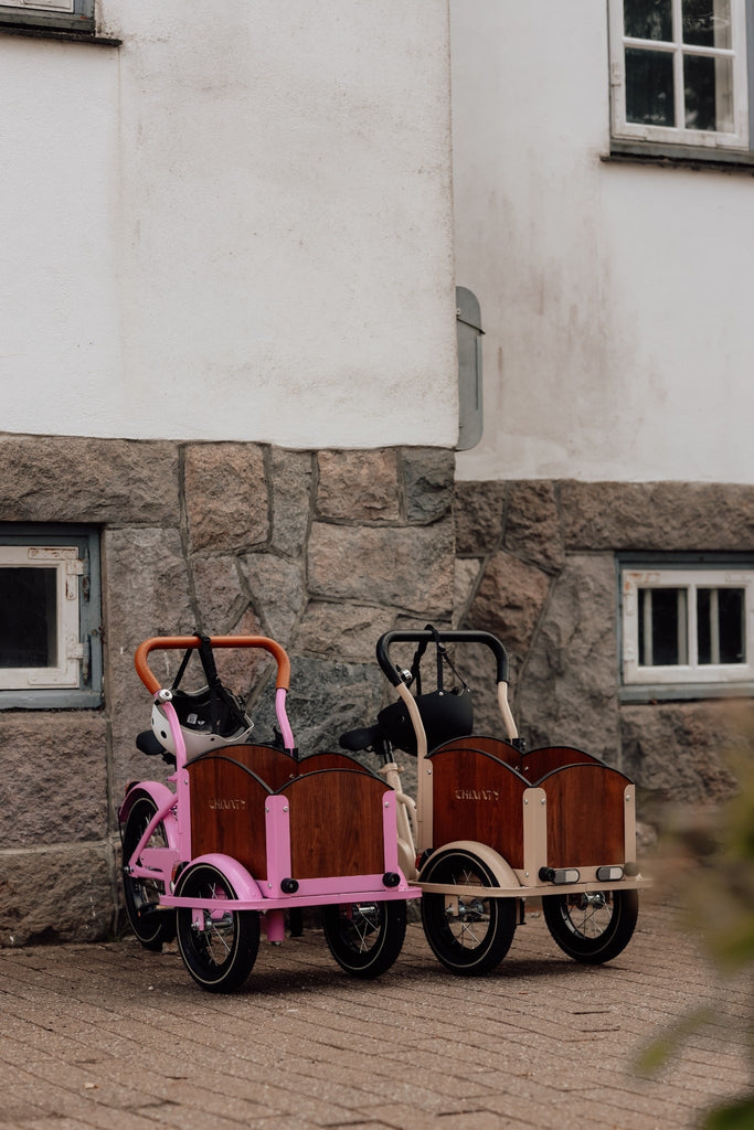 Søskendepakken - 2 børneladcykler inkl. hjelm, flaskeholder, håndtag i 2 farver og ringklokke - BørnecyklerneChantyBørnecyklerneSortSøskendepakken - 2 børneladcykler inkl. hjelm, flaskeholder, håndtag i 2 farver og ringklokkeSort